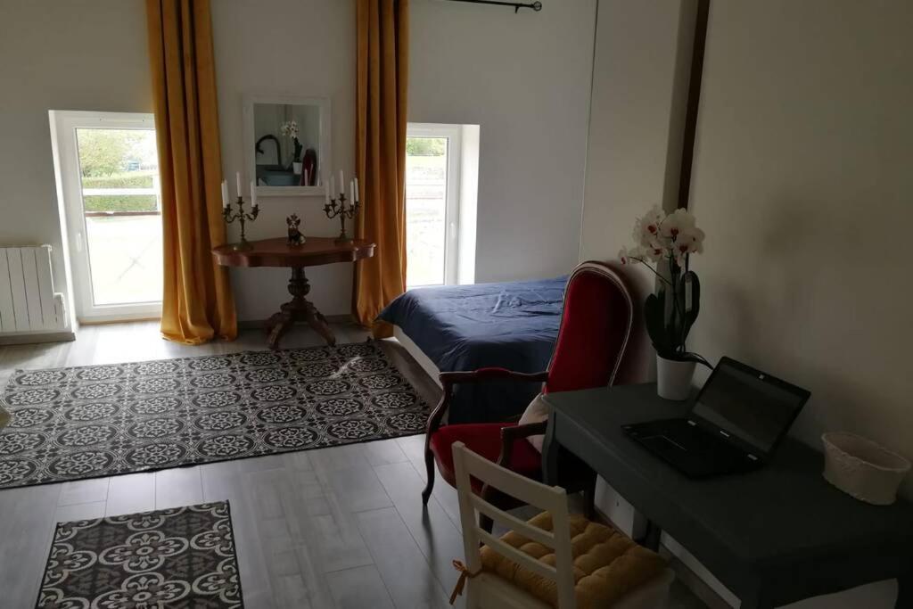 Les écuries du chateau Commes Esterno foto