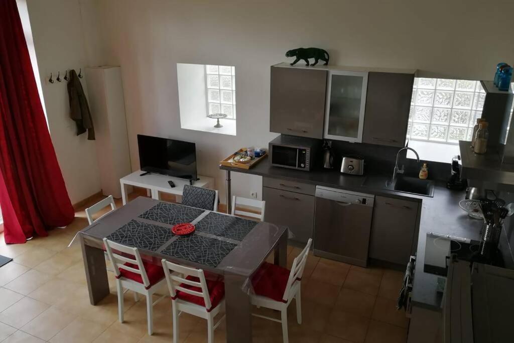 Les écuries du chateau Commes Esterno foto