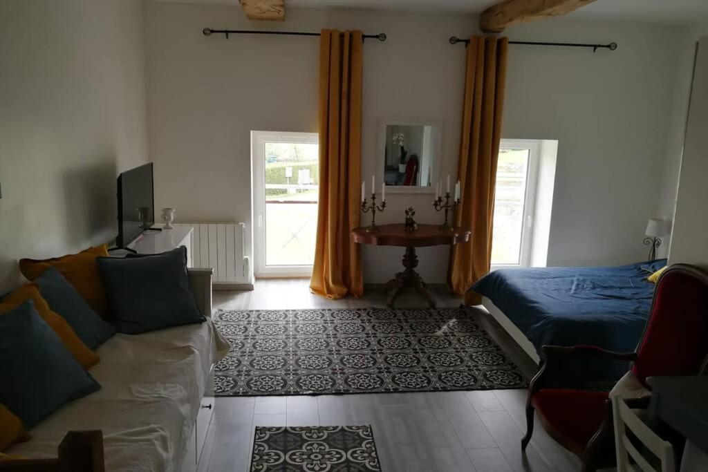 Les écuries du chateau Commes Esterno foto